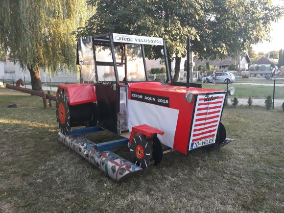foto_traktor.jpg foto_traktor.jpg